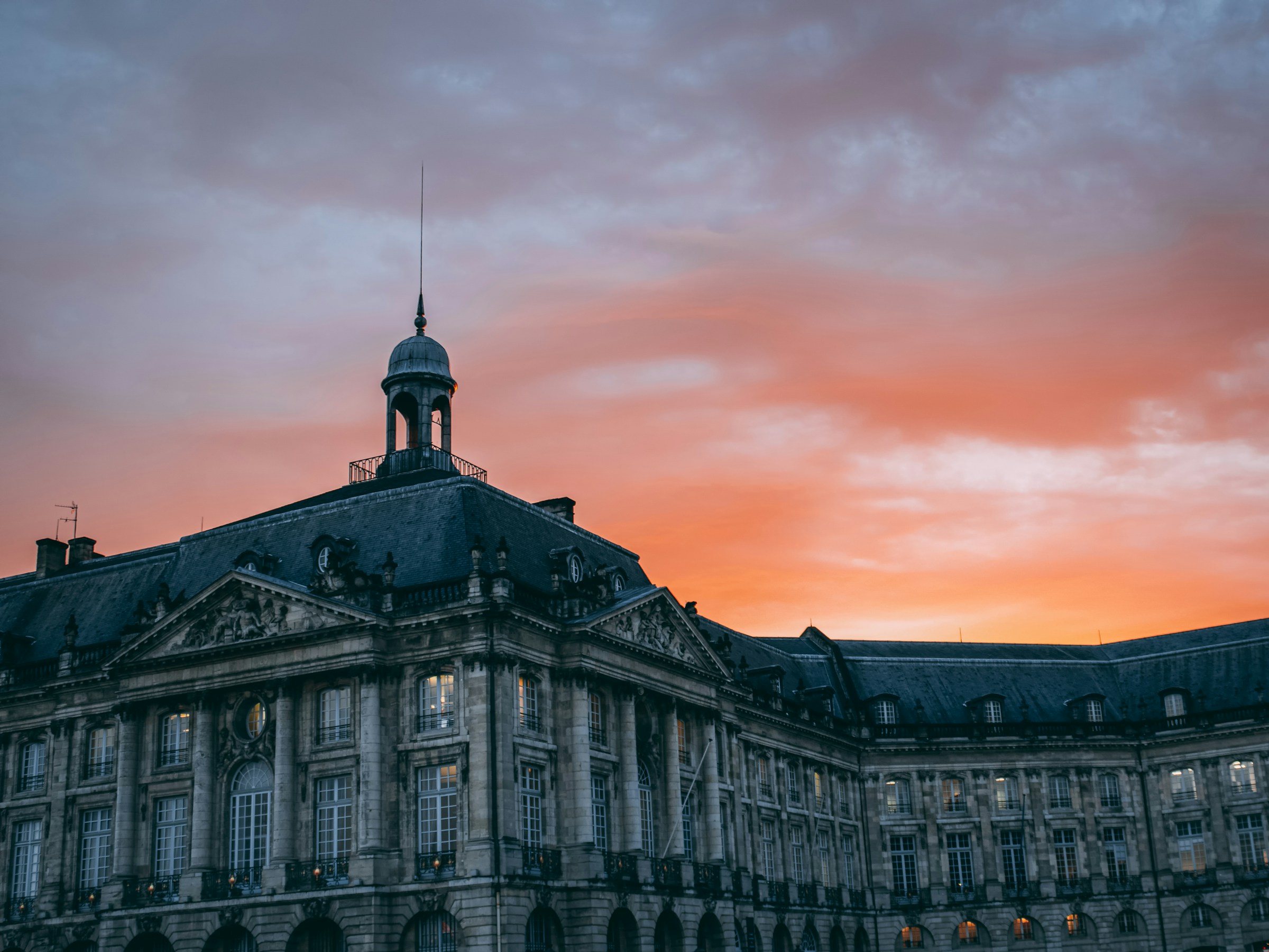 Le palais de la Place de la Bourse à Bordeaux au coucher du soleil