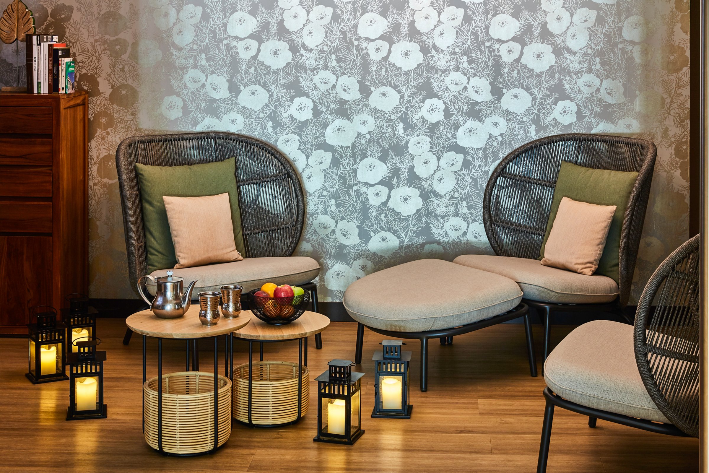 Salon de détente du spa Cinq Mondes de Cabot Bordeaux, fauteuils en rotin, lanternes et service à thé