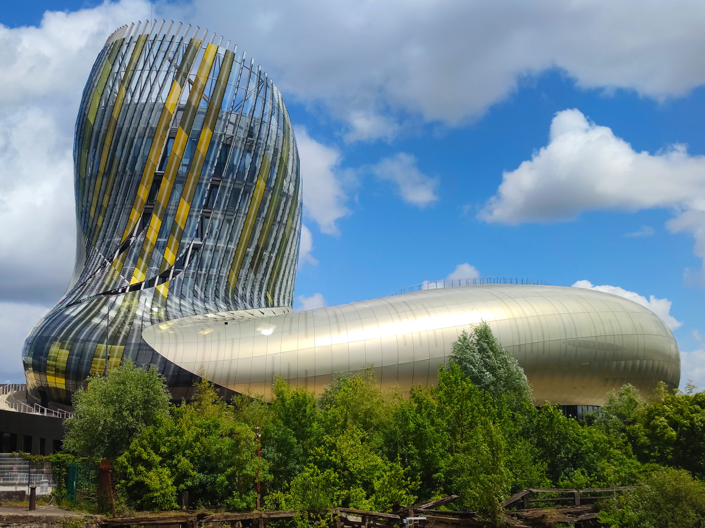 La Cité du Vin à Bordeaux, sa tour aux reflets dorés sous un ciel bleu