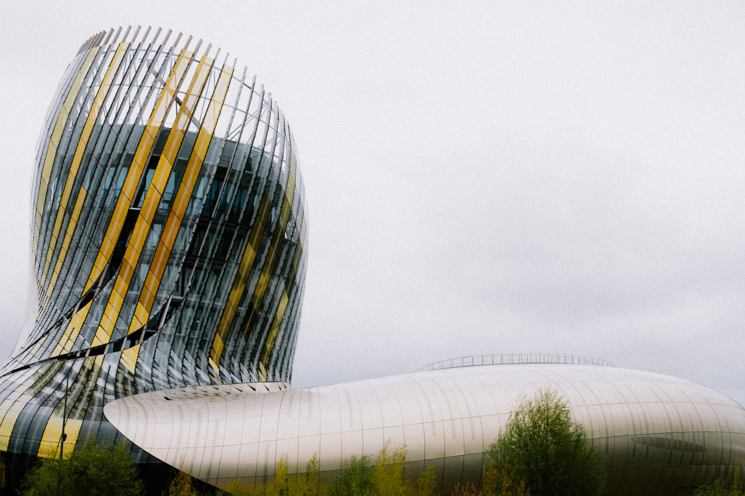 Façade sculpturale de La Cité du Vin, lames de verre et d'or