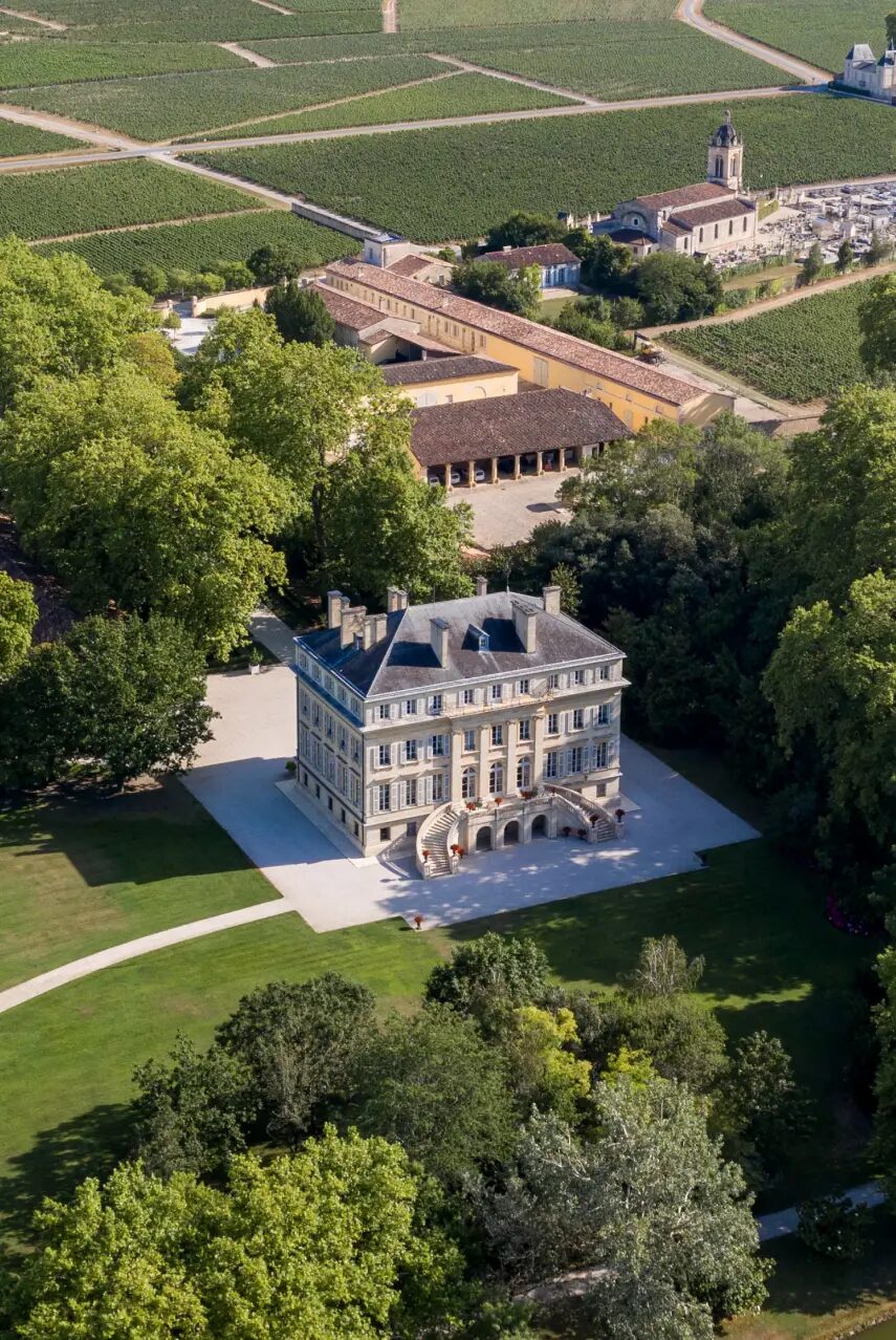 Vue aérienne de Château Margaux, le château dans son parc, ses chais et ses vignes