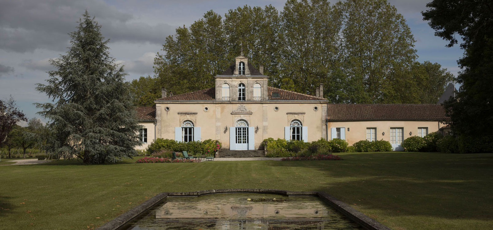 Le Château Siran vu depuis le bassin du parc
