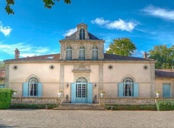 Le Château Siran, façade aux volets bleus et perron