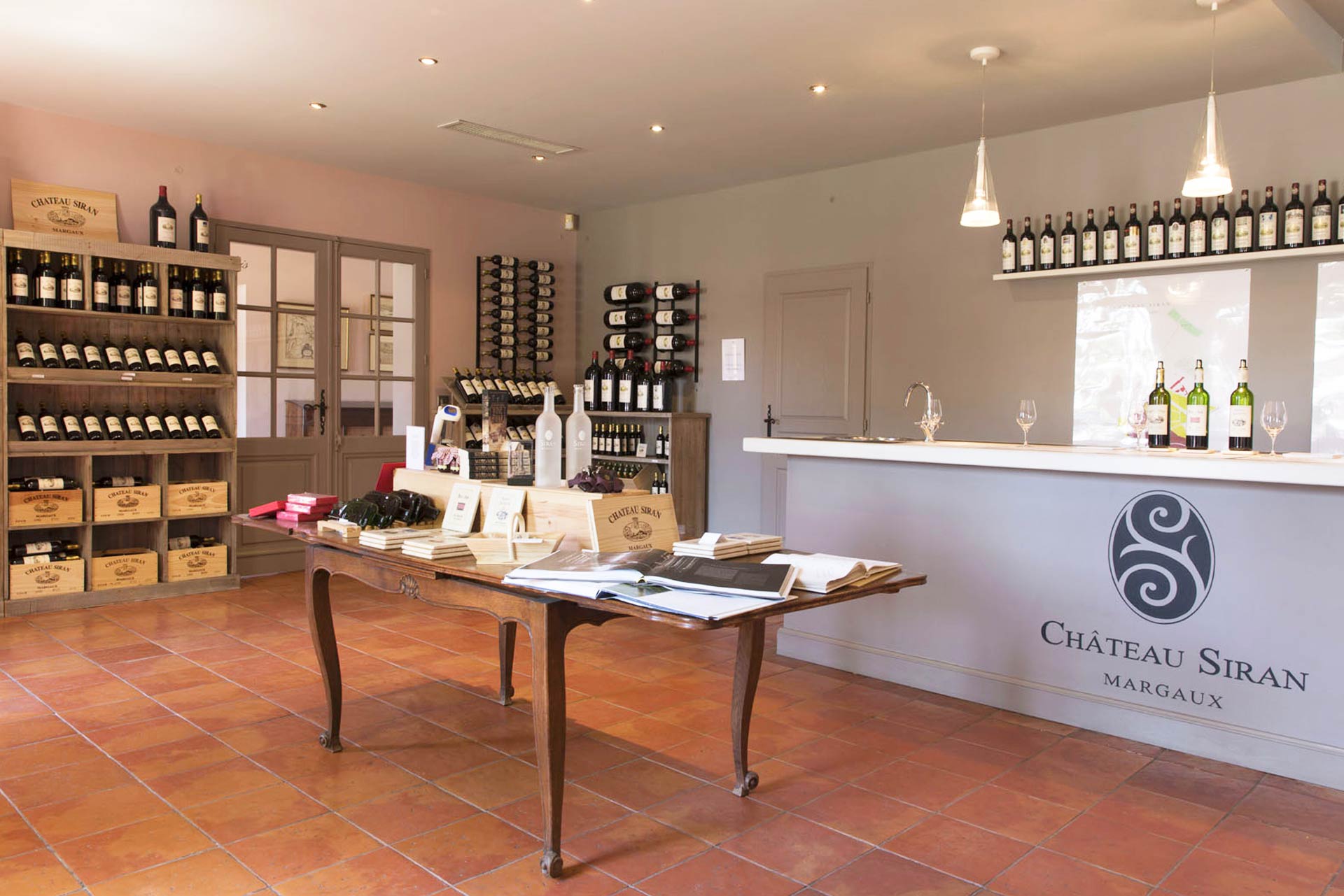 La salle de dégustation du Château Siran, comptoir au logo Château Siran Margaux et bouteilles